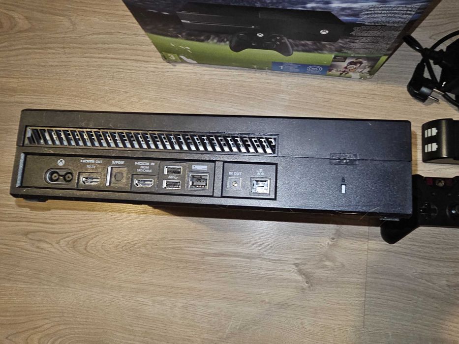 Xbox One fat 1tb (po czyszczeniu + 2 gry + akcesoria)