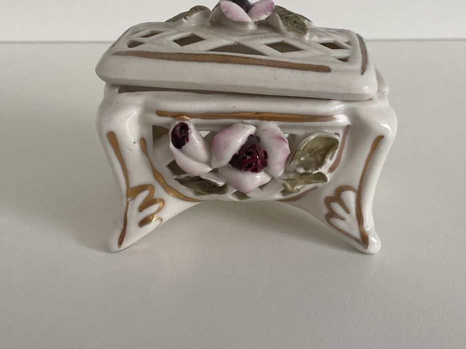 Dwie rzeczy z ażurowej porcelany