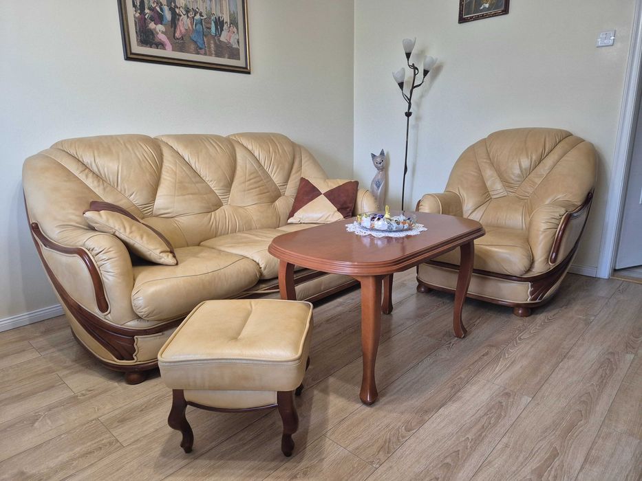 Skórzany komplet wypoczynkowy – sofa z funkcją spania + fotel + podnóżek