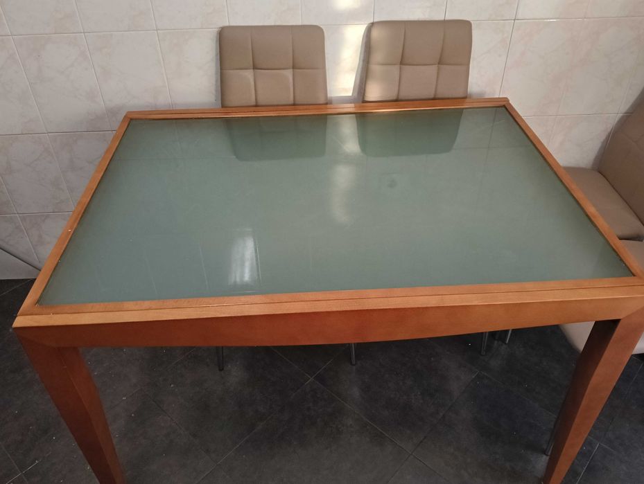 Mesa de jantar em vidro temperado
