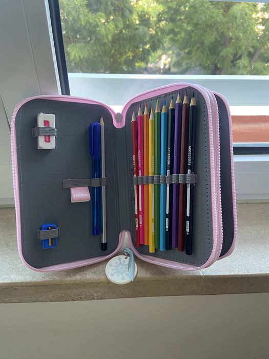 Dois conjunto de material escolar novos