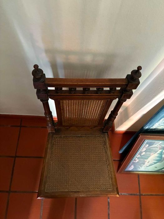 Cadeira antiga em madeira e vime (para restauro)