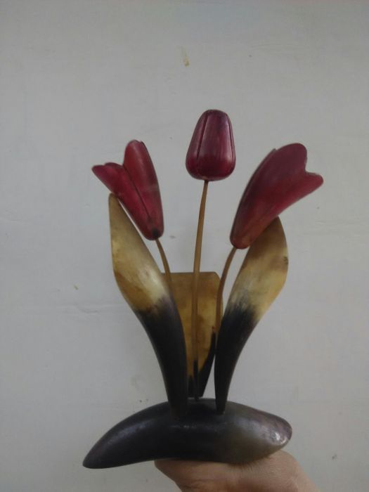 Сувенир из рога - тюльпан