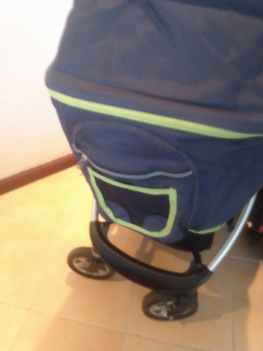 Carrinho de bebê com cadeirinha