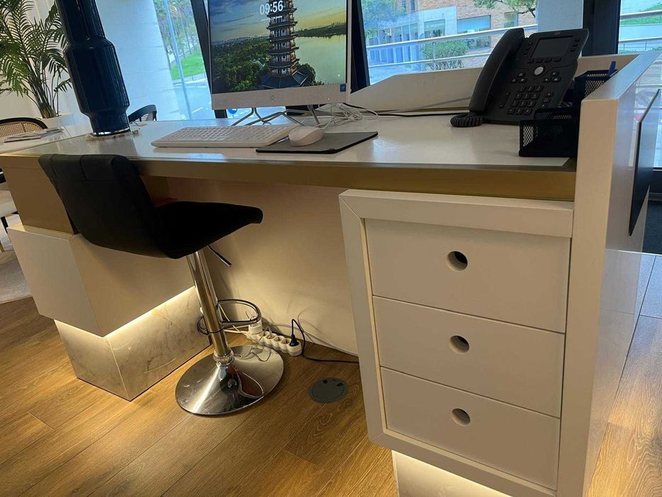 Balcão de Recepção de madeira lacado a branco c/ iluminação Led