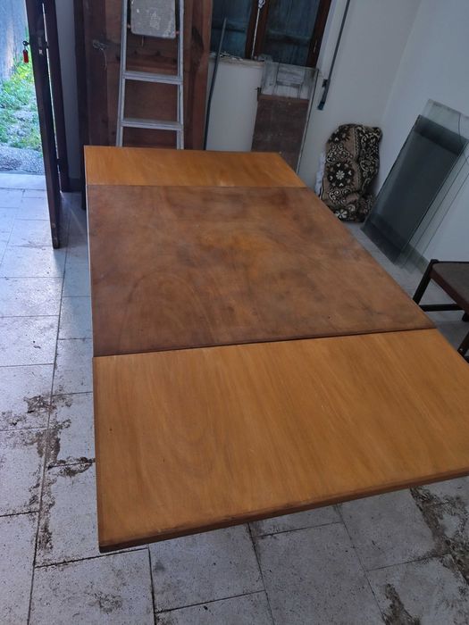 Mesa em madeira em bom estado