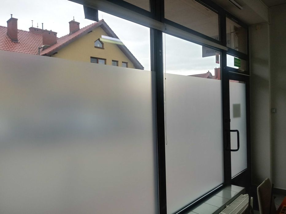 Oklejanie szyb /balkonów folią: mrożona, szroniona, mleczna/matująca.