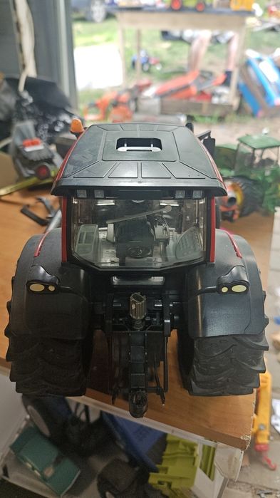 Bruder traktor valtra