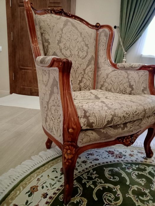 Продам антикварне крісло.
