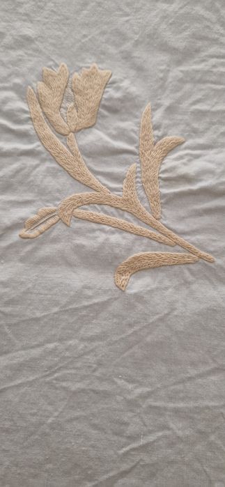 Toalha de Linho Bordada Motivo Floral