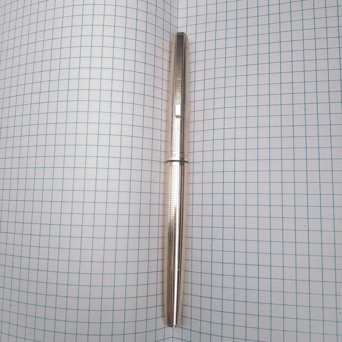 Ручка з золотим пером