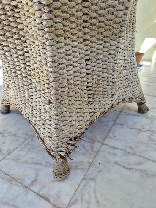 Mesa de vime e vidro