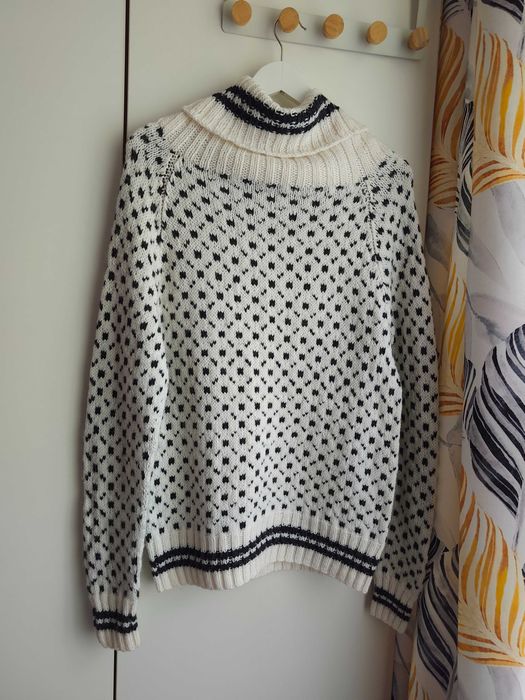 Sweter wełniany rozmiar M/L, miły i ciepły.  Ręczna robota.