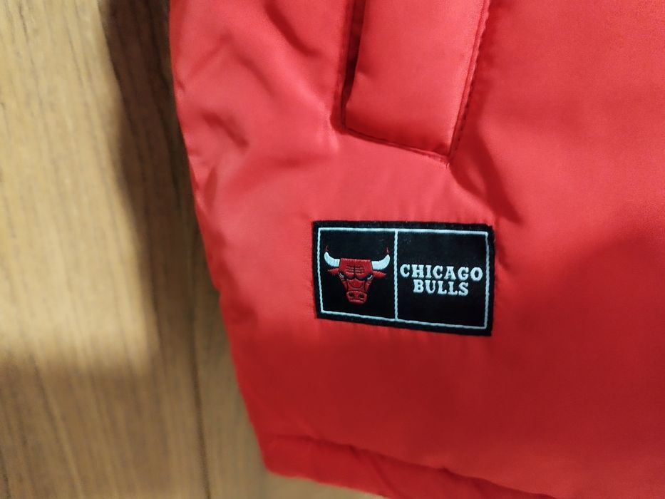 Puchowa kurtka CHICAGO BULLS z kolorowymi wstawkami