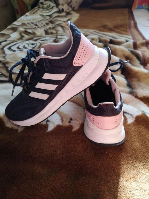 Продам кроссовки адидас