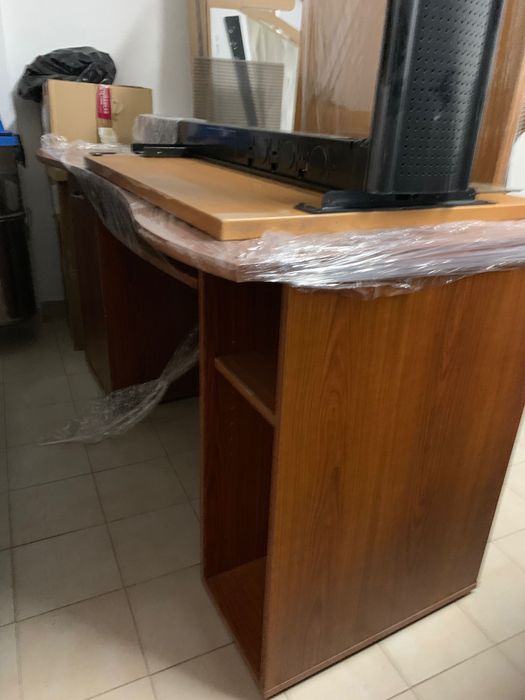 Material escritorio, moveis, ecrãs, computadores, mac mini