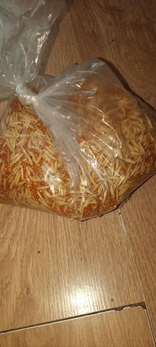 Корм для попугая.