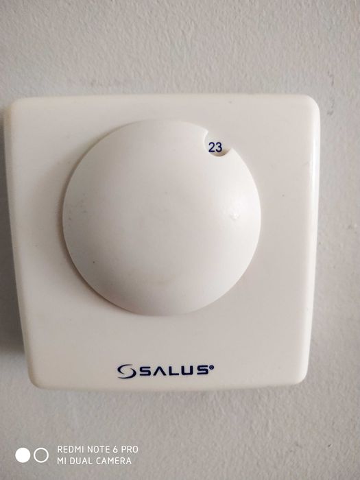 SALUS RT100 Dobowy, przewodowy, regulator temperatury