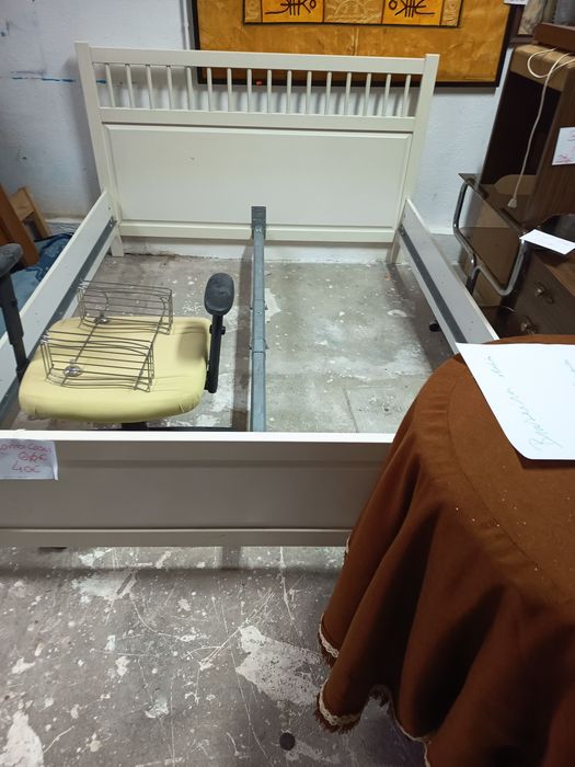Cama de casal branca da Ekea