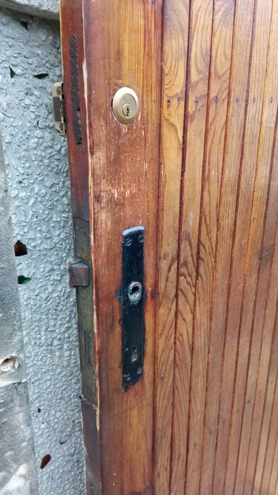 Drzwi wejściowe z doświetleniem w ościeżnicy.