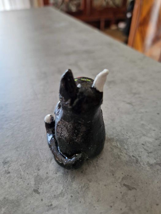 Boneco feito em argila forma de gato