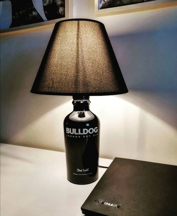 Garrafas Bulldog vazias, transformadas em candeeiros