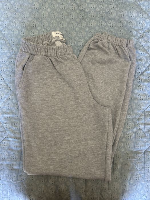 Calças cinzentas de fato de treino usadas uma vez.