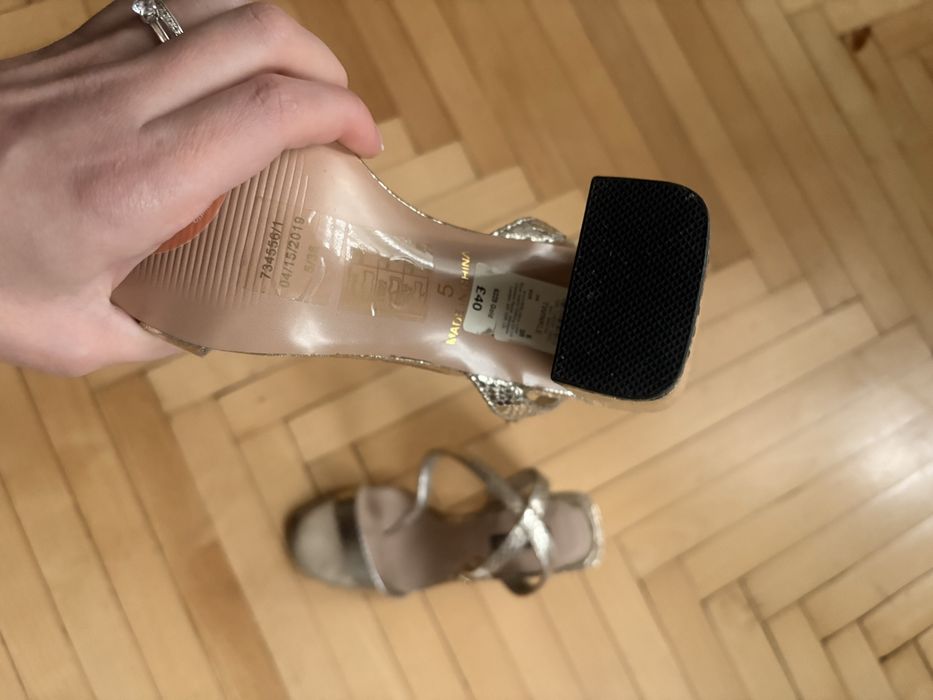 Босоніжки золотистого кольору 38 розмір