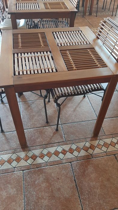 Mesa de madeira  muito bonita à de 4lugares só a mesa 50euros   de duas e à uma de 6 pessoad