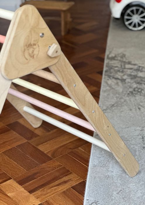 Triângulo Pikler da Little Pea c/ escorrega e rampa de escalada