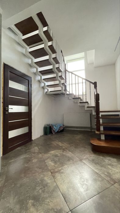 Продається будинок в мальовничій місцевості.Басейн.Сауна.Річка.