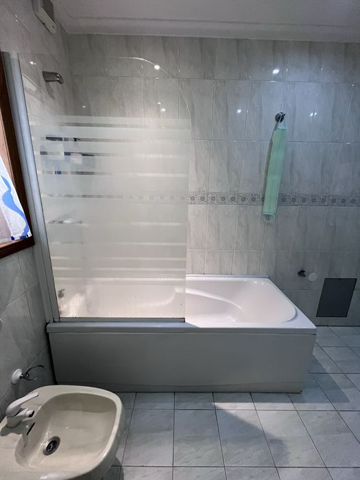 Conjunto completo de casa de banho Sanitana – Móvel duplo, sanita, bidé, banheira e resguardo