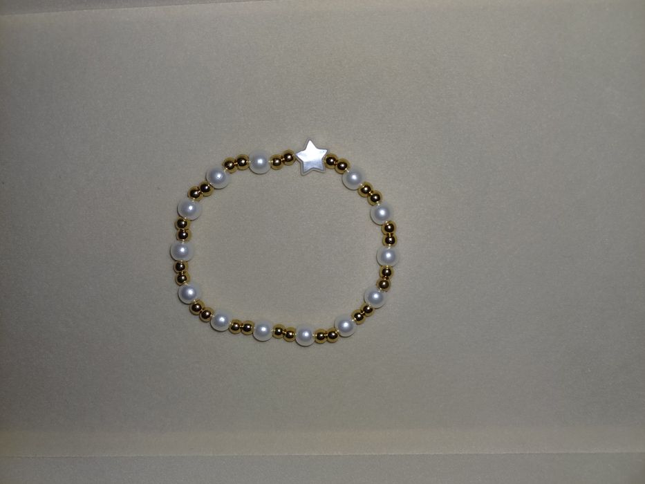 Pulseiras prateadas e douradas com pingentes e pérolas. Novas. 1,50€ c