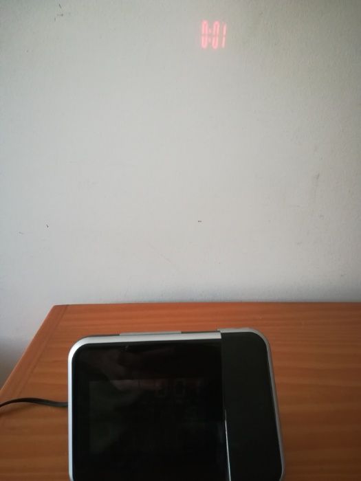 Despertador com projeção de horas na parede