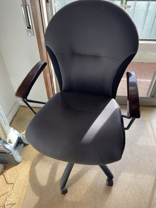 Cadeira escritorio ou gaming com rodas e braços