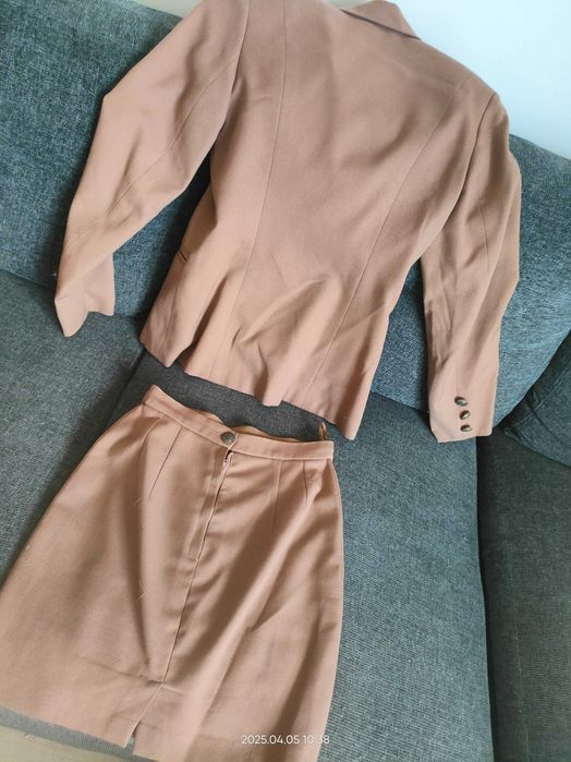 ELEGANCKI_Garnitur / Damski_Beż / Kakao_Zjawiskowy_36_Okazja
