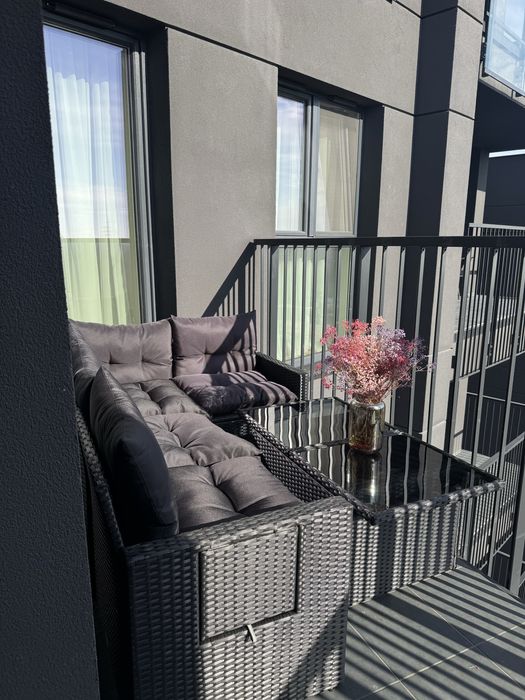 Czarny zestaw mebli balkonowych z regulowanym stolikiem