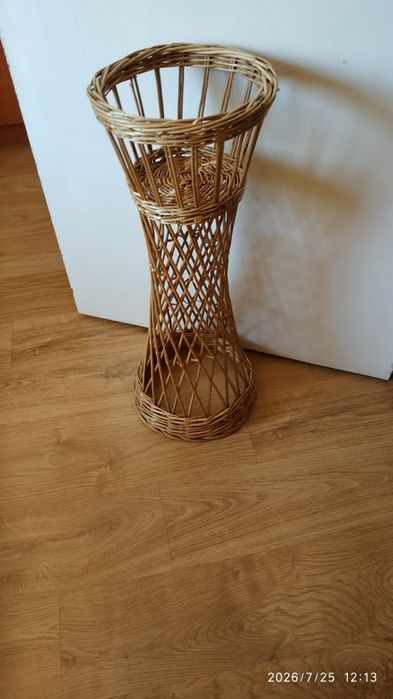 Wiklinowy stojak do doniczki z kwiatami