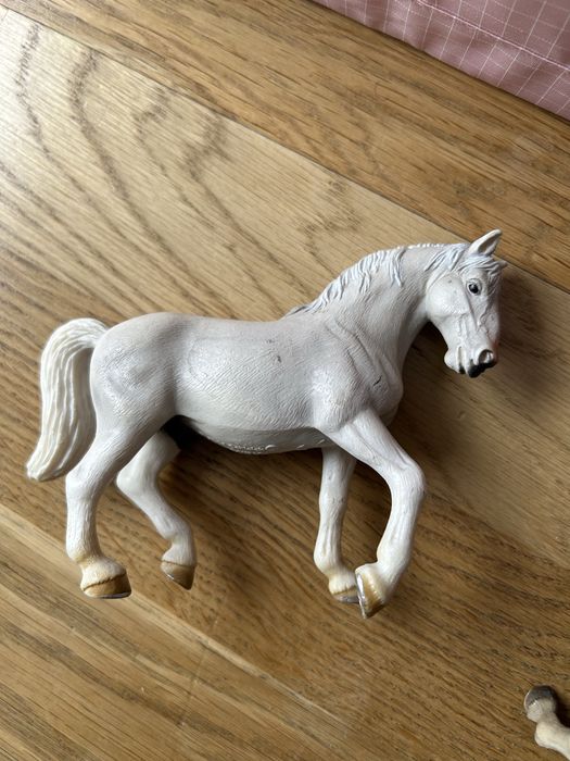 Figurki koni – zestaw 4 szt. (Schleich + 1 innej marki)