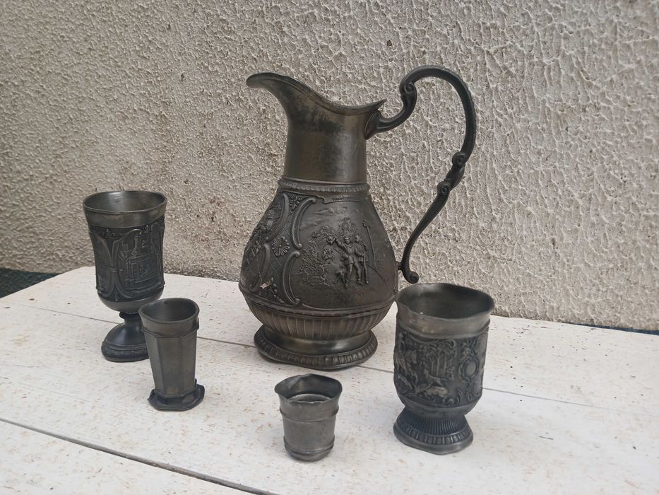 Peças antigas, em latão e estanho