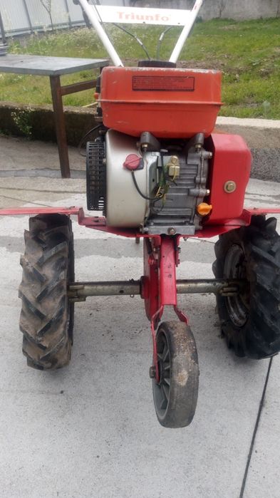 Vendo moto enxada  em ótimo estado pouco uso com dois jogos de freses