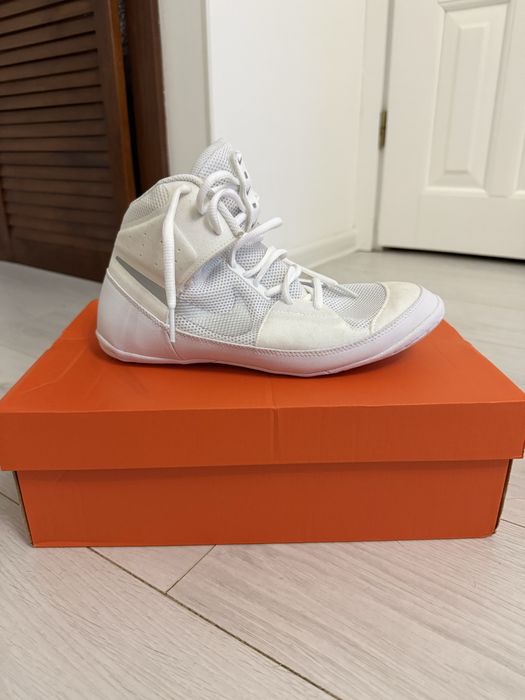 борцівки білі Nike Fury 42 розмір