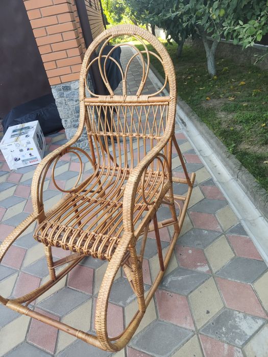 Продам плетене крісло-гойдалку з лози