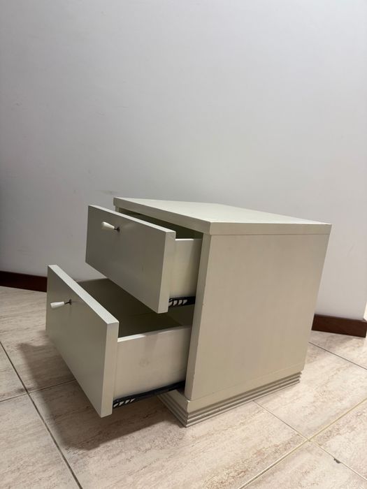 Duas mesas de cabeceira