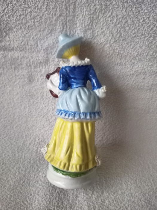 Porcelanowa figurka dama z lirą