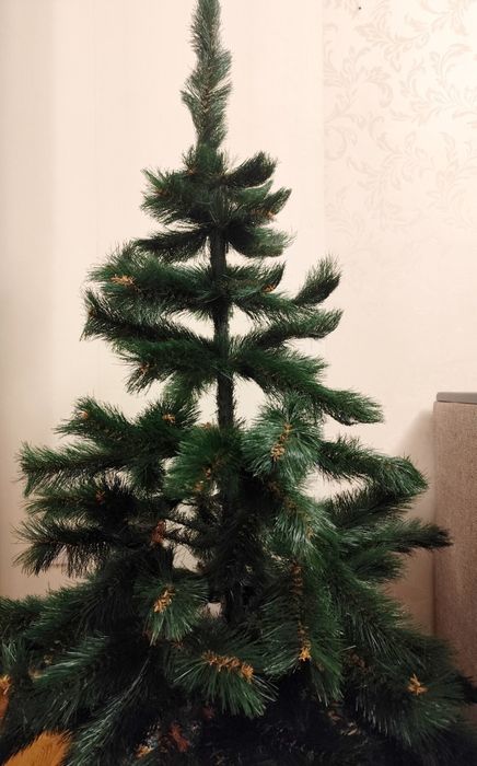 Искусственная новогодняя елка из ПВХ, б/у