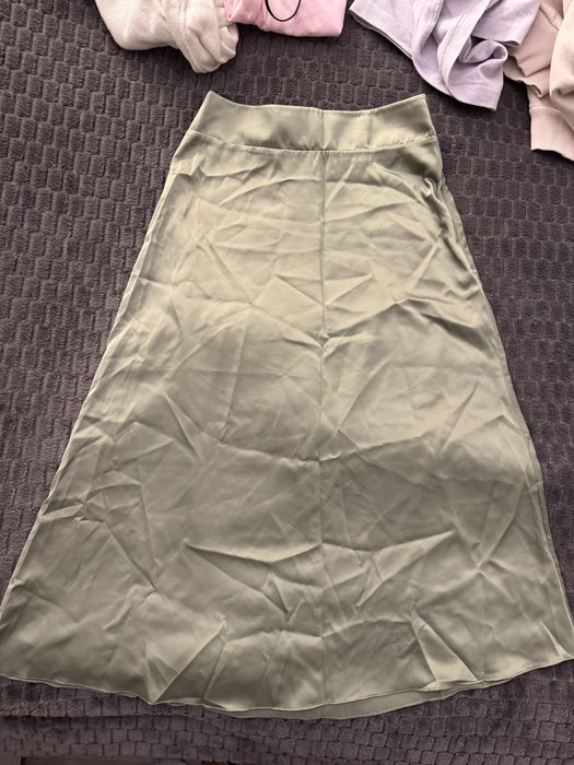 Атласна спідниця міді