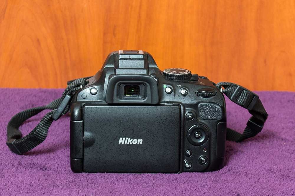 Дзеркальний фотоапарат Nikon D5100 з об’єктивом 18-55