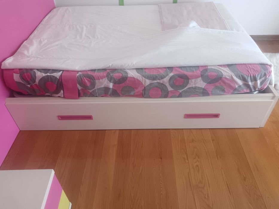 Cama, mesinha de cabeceira e estante, de menina