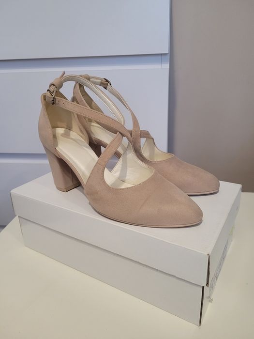 Buty obcas klocek ślubne zamszowe zapinane beżowe 38
